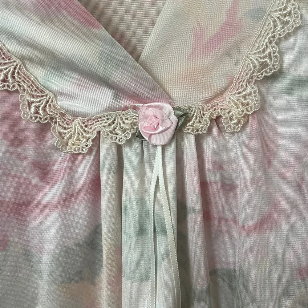 Vtg 80’s Lorraine Made in USA‎ Flowers nightgown size Medium. 🟦